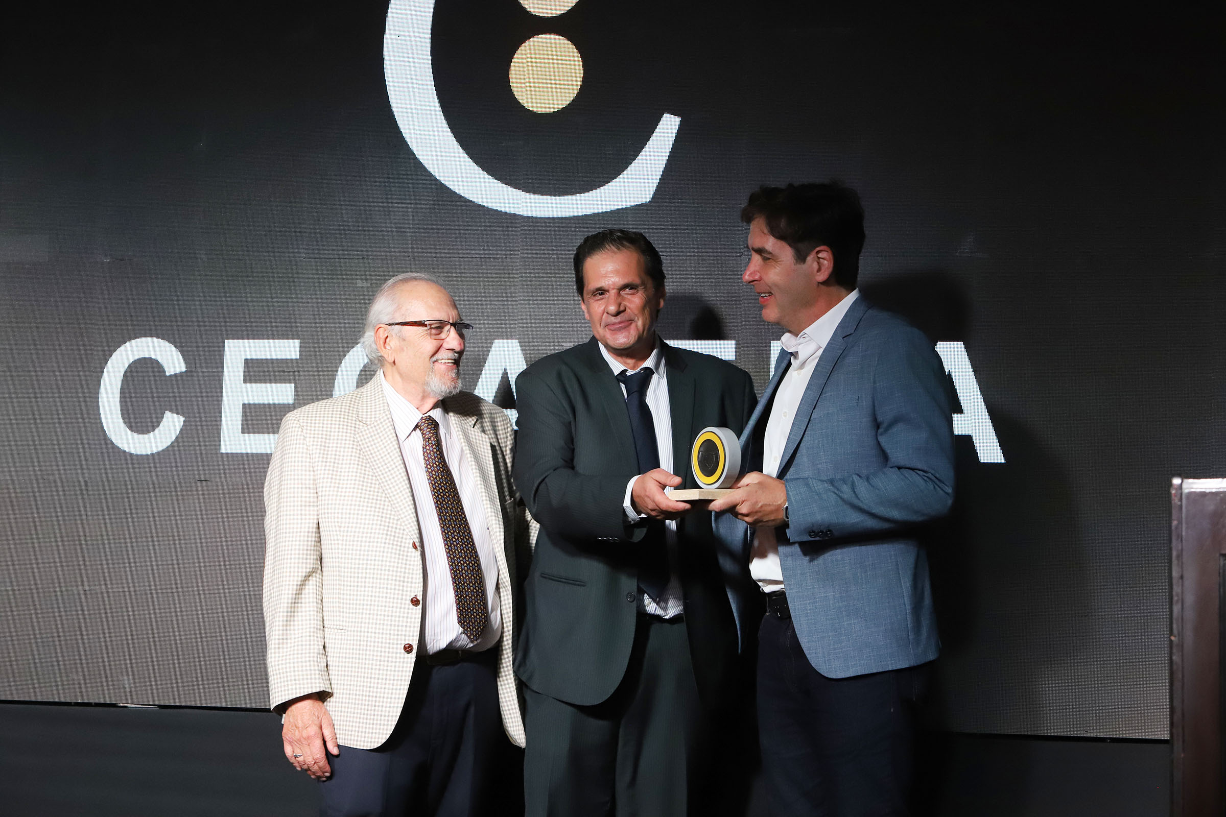 Pablo Martínez Carignano recibió una distinción de CECAITRA